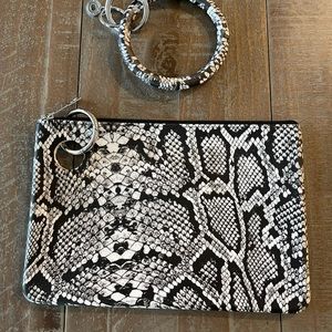 Overture silicone pouch and key ring